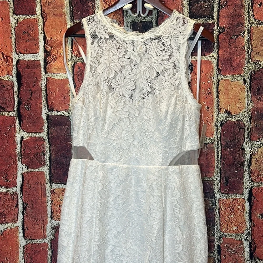 DB STUDIO Corded Lace Trumpet Wedding Dress with Illusion Sides. - size 14 NWT - Picture 6 of 16